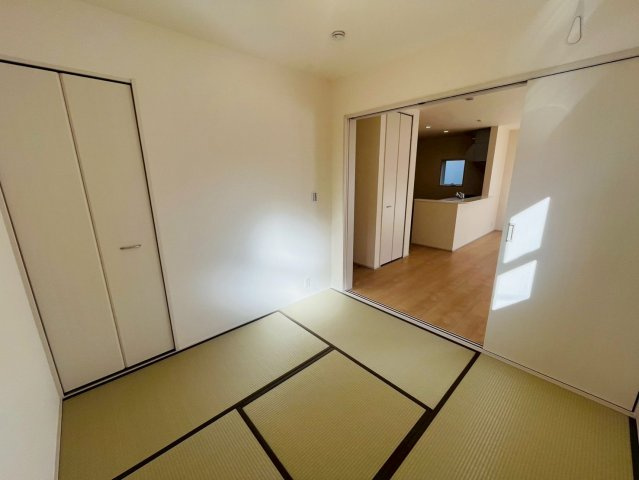【Livele Garden】　栃木市大平町富田　第１５　全1邸の和室|〇和室　4.5帖〇
リビングと続き間の和室です。お子様のお昼寝スペースとしてもご活用いただけます♪リビングにいながらお子様の様子を見守ることができます（＾＾）
2026年3月撮影