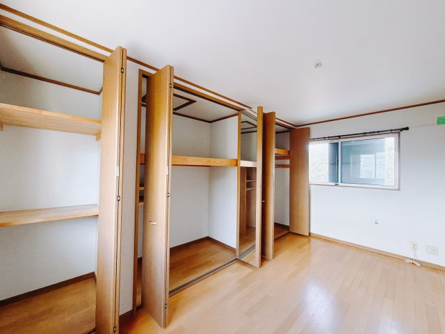 【中古戸建】富岡市田篠の洋室|■洋室｜2階各居室には収納をご用意しています♪常にお部屋を綺麗に保てます！小さなお子様も自然とお片付けができるようになるのでうれしいですよね！