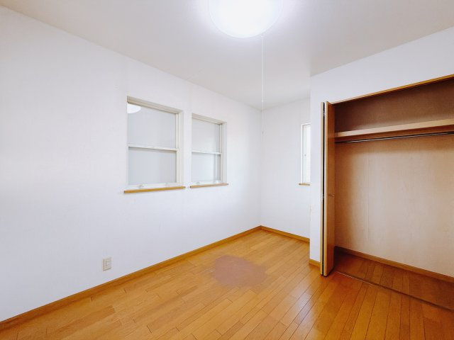 【中古戸建】富岡市田篠の洋室|■洋室｜お子様の一人部屋にピッタリな洋室。木のぬくもりを感じるフローリングは、天然木の味わいが時とともに深みを増していきます。また、傷にも強く、フリーワックスでお手入れもラクラクです♪