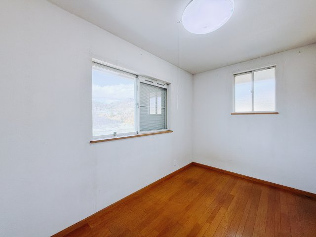 【中古戸建】富岡市田篠の洋室|■洋室｜ナチュラルカラーの床です。模様替えなどとても楽しく工夫できます♪陽当たり、風通しもとても良いので毎日快適な生活スタートです！子供部屋にも良いですね♪