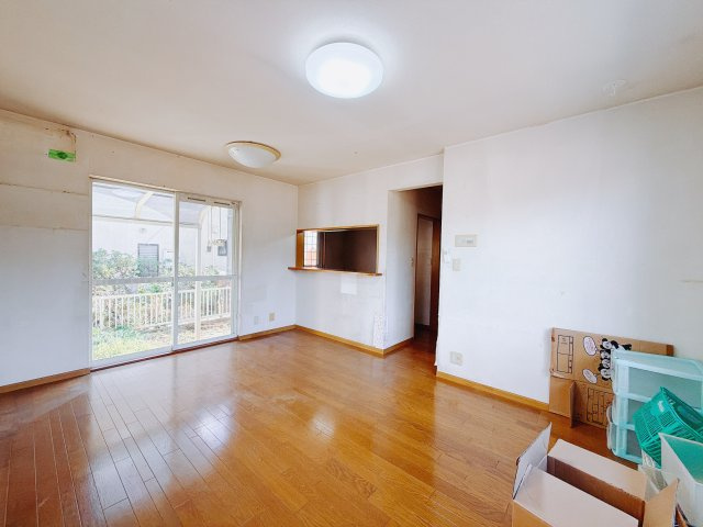 【中古戸建】富岡市田篠の居間・リビング|■リビング｜窓から射し込む陽射しが縦横に広がり、あたたかな空間が形づくられています。ここはご家族の笑顔集まる憩いの空間です( ＾＾ )