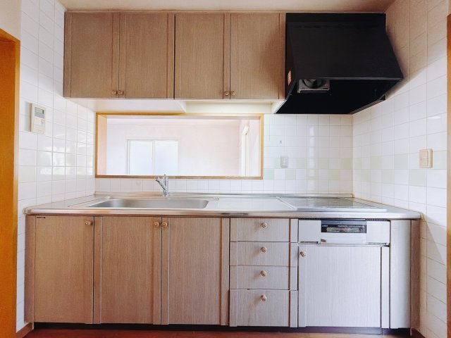 【中古戸建】富岡市田篠のキッチン|■キッチン｜作業がはかどる広々カウンタースペース。会話がはずむ「オープンキッチン」なので家族とのコミュニケーションも活発になります。