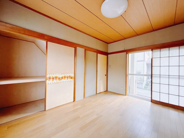 【中古戸建】富岡市田篠の和室|■和室｜意外と場所をとるアイロンがけや、お洗濯物を畳むときにも広々と使うことができ、ちょっと一休みしたいとき、すぐに横になれるのも魅力です♪