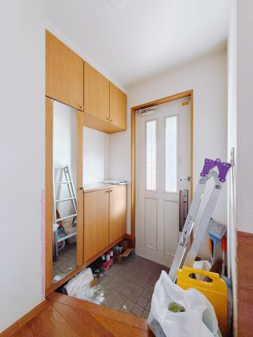【中古戸建】富岡市田篠の玄関|■玄関｜毎日の「いってらっしゃい」や「お帰りなさい」を大切なご家族と過ごす玄関は〈使いやすさ〉を追求しております。玄関横の物入は急な来客時でもさっとお片付けできるスペースを確保しています。
