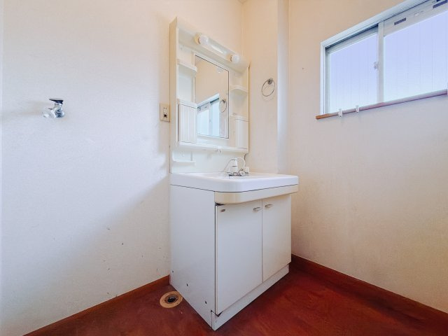 【中古戸建】富岡市田篠の独立洗面台|■洗面室｜ゆとりのある洗面脱衣室ではお子様と並んで歯磨きもできるので一緒に成長を楽しめます♪ひろびろとした洗面室で、朝の準備も楽しくなります☆.*