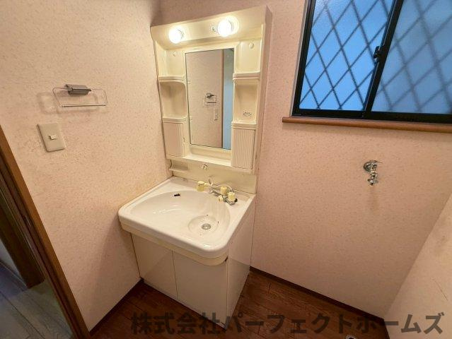 村野東町中古戸建の独立洗面台|朝の身支度には欠かせない独立洗面化粧台