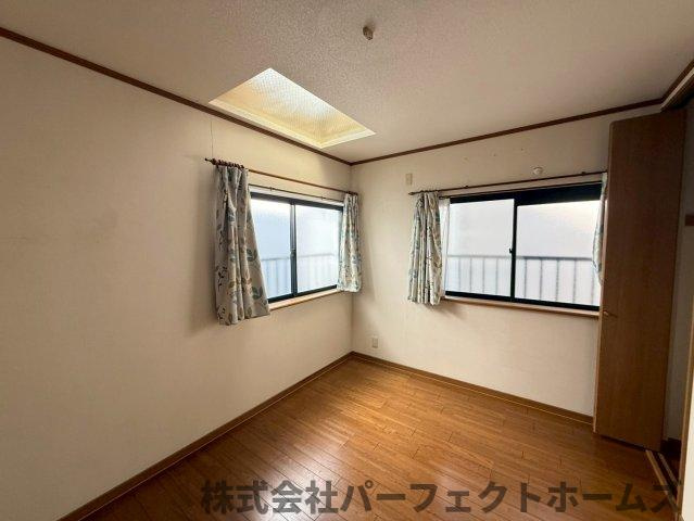 村野東町中古戸建の洋室|明るい洋室です