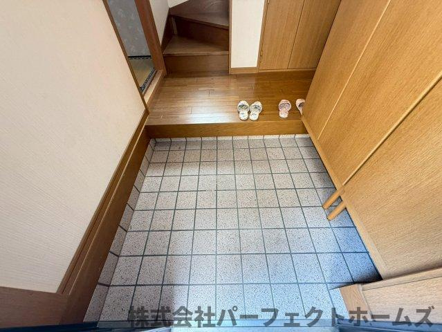 村野東町中古戸建の玄関|収納もある玄関です