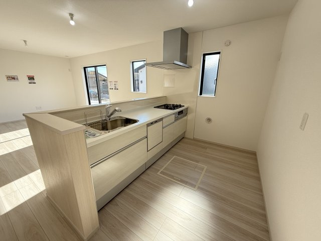 アーバンスタイル前橋下新田町1期　2号棟のキッチン|人気のカウンターキッチン採用です☆
コンロも３口ご用意しています！調理スペースも広くストレスなくお料理できます。
浄水器つきなので美味しいお水も飲めますよ♪
収納も沢山ご用意しています。