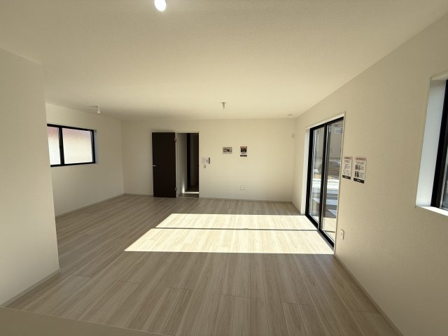 アーバンスタイル前橋下新田町1期　2号棟の居間・リビング|カウンターキッチンなのでお料理をしながら会話もできます。
夕食の支度をしながら、お子様の様子も見られて自然と会話も増えますよ♪