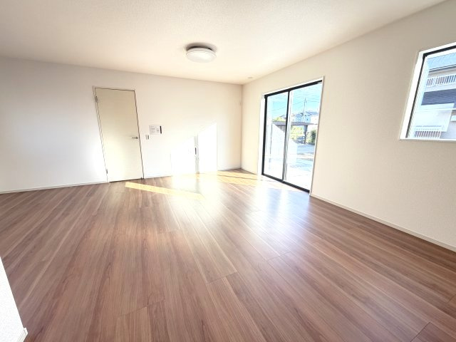 アーバンスタイル前橋下新田町1期　2号棟の居間・リビング|カウンターキッチンなのでお料理をしながら会話もできます。
夕食の支度をしながら、お子様の様子も見られて自然と会話も増えますよ♪