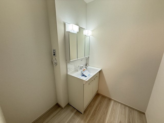 アーバンスタイル前橋下新田町1期　2号棟の独立洗面台|シャワー水栓付き洗面台で朝の身支度もバッチリです！
洗面台には収納スペースもあり洗面室もすっきり片付きますよ！