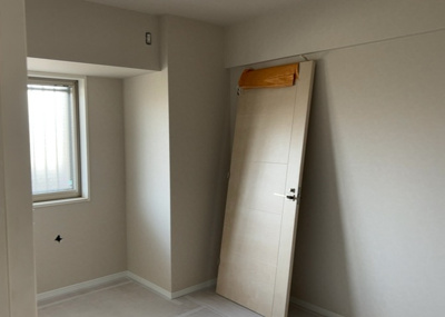 【寝室】 | シーズガーデンパラディス町田 | 寝室でゆっくりと過ごすためにはベッド周りの適度な空間を担保することや窓の位置、照明の明るさ、寝室の広さなどを考える必要があります。自身や家族の構成とライフスタイルに併せて寝室にする部屋を選びましょう！