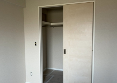 【収納】 | シーズガーデンパラディス町田 | デザイン性を重視しすぎて収納が少なかった！なんてことにならないため、事前に現地で収納の数を確認しておくことをお勧めします。クローゼット以外にも床下収納や屋根裏収納、パントリーなどもチェックしましょう。