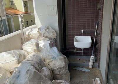 【バルコニー】 | シーズガーデンパラディス町田 | バルコニーは、室外の専用スペースのうち、「屋根がなく開放された空間」であるものを指します。ベランダより広いタイプのものが多く、日当たりもよいため家庭菜園などを楽しみたい人にとって適した環境となります。