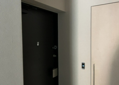 【玄関】 | シーズガーデンパラディス町田 | 玄関は家の顔でもあり、家族以外の目にも止まる場所です。玄関は外との間を仕切る扉、靴などをしまっておく収納スペース、靴脱ぎのたたきスペース、来客とのやり取りをするドアホンなど複数のアイテムからなります。