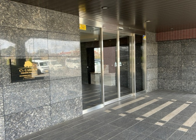 【エントランス】 | シーズガーデンパラディス町田 | マンションのエントランスには、もともと風よけや防犯の役割がありますが、マンションによって宅配ボックスなどの設備が備わっている所もあります。日々の生活をイメージしながら生活しやすさをチェックしましょう。