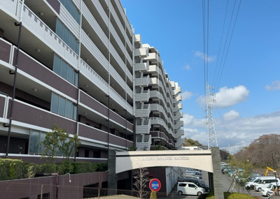 【現況写真】 | シーズガーデンパラディス町田 | 外観はマンション管理がされているかの目安になります。築年数が古いと、壁面は劣化してひび割れが生じることも！建物が古びていても細かいところが修繕されていると、きちんと管理されているなぁと感じるでしょう。