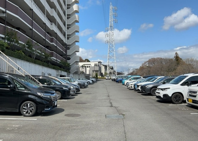 【駐車場】 | シーズガーデンパラディス町田 | 車一台あたりに必要なスペースは、標準サイズの普通自動車で横幅2m50cm、長さ5mは必要になります。ただし、乗降のことも考慮して横幅3m30cm、長さ5m50cmほどは確保できるところを選びましょう。