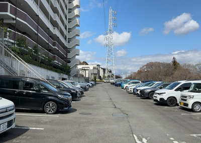 【駐車場】 | シーズガーデンパラディス町田 | 駐車場と明記されていても、最小スペースでつくられた駐車場だと大型車は駐車できなかったり、出入りしにくくなったりする可能性があります。お車のサイズと購入したい物件の駐車場のサイズを現地で確認しましょう。