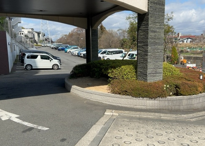 【庭】 | シーズガーデンパラディス町田 | 物件によっては、入居者が個人的に使用できる専用庭がついているものもあります。また、住宅の中にある土間の部分を庭と呼ぶこともあります。庭の用途は住む人によって変わり、それによってデザインもさまざまです。