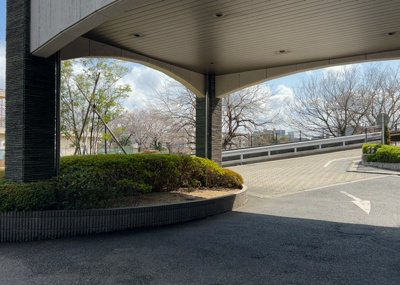 【中庭】 | シーズガーデンパラディス町田 | 中庭（パティオ）とは、一つの建築物の内部に設けられた、壁などで囲われている庭のことを指します。コの字型、ロの字型が主流ですが、L字型の中庭もあります。最近では、インテリア性の高さからも人気があります。