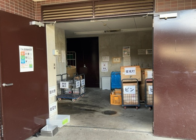 【設備】 | シーズガーデンパラディス町田 | 共有部分は、住民なら誰もが使える設備のこと。例えば駐車場やエレベーター、インターネット設備、セキュリティ設備などがあります。他にも、マンションの廊下・外部階段やエントランス・ゴミ置き場などがあります。