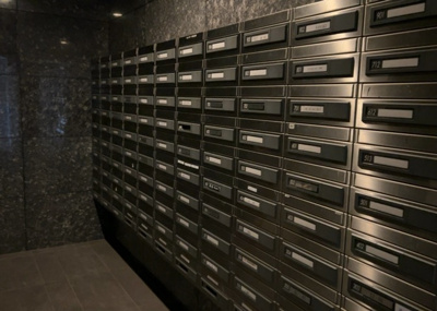 【設備】 | シーズガーデンパラディス町田 | エントランス付近に設置されている集合ポストは、住んでいる部屋と離れているため、ポストをあさるなど誰かに何かされていても被害に気づきにくいです。入居する時には他人に特定されにくい番号で鍵をかけましょう！