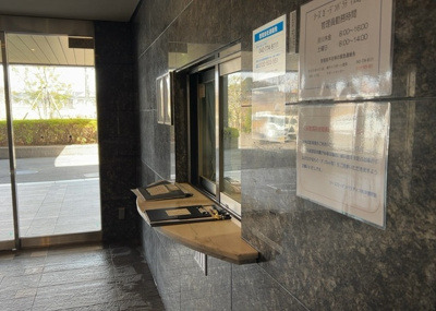 【受付】 | シーズガーデンパラディス町田 | 受付はマンションコンシェルジュがいる場合もあれば、管理人が滞在する小部屋を総称して呼ぶことがあります。主にエントランスに設置されていることから、防犯面でも期待ができます。防犯設備がない場合はより安心！