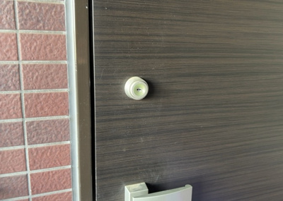 【防犯設備】 | シーズガーデンパラディス町田 | 当然のことではありますが、オートロックやセンサーライト、ホームセキュリティーなどの防犯設備があれば、小さいお子様がいるご家庭も安心ですよね！まず物件購入の際は、防犯設備もチェックするようにしましょう。