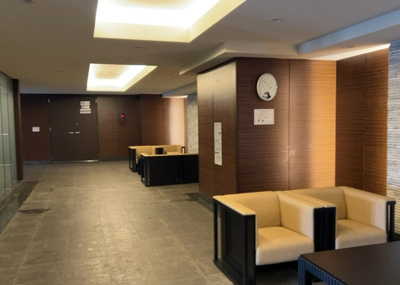 【ロビー】 | シーズガーデンパラディス町田 | ラウンジは、マンションの共用スペースに椅子やテーブルなどを配置した利用者が寛げる空間です。屋内型ラウンジと屋外型ラウンジがあります。共用部分の管理状況と合わせて、詳細については現地でご確認ください。