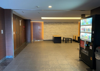 【ロビー】 | シーズガーデンパラディス町田 | ロビーというと、エントランスと何がちがうの？と思いますよね。実はロビーとエントランスには明確な決まりはありません。物件によっては、エントランスを入って広がるある程度の広さのある空間がロビーとなります。