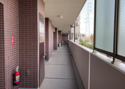 【その他共用部分】 | シーズガーデンパラディス町田 | 共有部分は、住民なら誰もが使える設備のこと。例えば駐車場やエレベーター、インターネット設備、セキュリティ設備などがあります。他にも、マンションの廊下・外部階段やエントランス・ゴミ置き場などがあります。