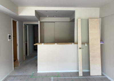 【キッチン】 | シーズガーデンパラディス町田 | L型アイランドタイプは、キッチンからダイニングにもリビングにも目が行き届くので、とても使いやすい配置です。L字型独立タイプは、キッチンを独立させてるためLDKというよりもLDといった様なイメージです。