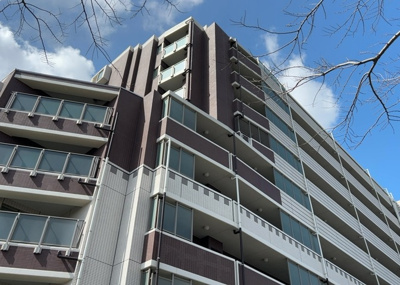 【外観】 | シーズガーデンパラディス町田 | ＲＣ造、Reinforced Concreteは直訳すると補強されたコンクリートです。主に柱や梁・床・壁が鉄筋とコンクリートで構成おり、鉄筋を組んだ型枠にコンクリートを流し込んで固めたものを指します。