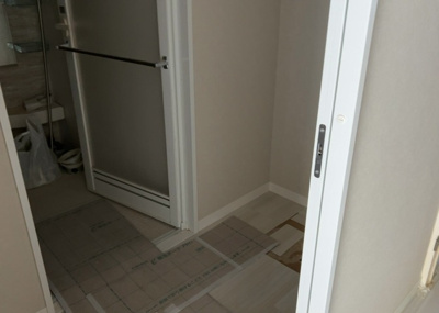 【脱衣所】 | シーズガーデンパラディス町田 | 洗面脱衣所は「体を綺麗に整える場所」という目的と役割を持っています。そして便利で使い勝手のいい「体を綺麗に整える場所」にするためには、配置や動線、照明や収納計画をしっかりと検討しておく必要があります。