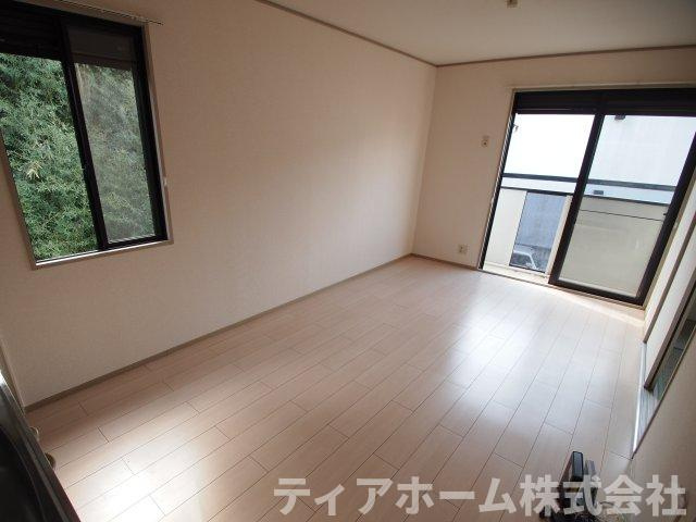 香芝市関屋のハイツの居間・リビング|使いやすい居間です