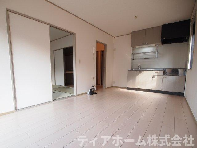 香芝市関屋のハイツの居間・リビング|こちらのリビングで趣味の時間をお楽しみください