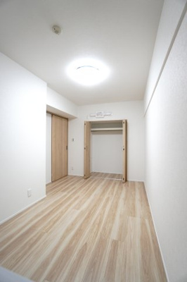 【洋室】 | 【上質リノベ】広島センチュリーマンション | 【洋室約5.3帖】
同一間取り・反転タイプの施工例。今回販売のお部屋も同質のリノベーション仕様で施工予定。間取りの向きが反転する以外、完成後の雰囲気を近い形でご確認いただけます（7月下旬完成予定）