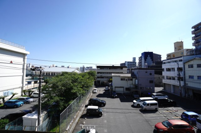 【展望】 | 【上質リノベ】広島センチュリーマンション | 【四季を感じる】
四季の移ろい・爽やかな青空や風を感じられ
自然を愉しめるパノラマビュー。
毎日の暮らしに余裕を感じさせてくれる、
遮る物の無い開放的な眺望を是非、ご堪能ください。