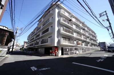 【外観】 | 【上質リノベ】広島センチュリーマンション | 【資料には掲載していない情報】
物件の陽当りや通風・仕様設備やお部屋の大きさの比較、
近隣・周辺環境や街並みなど、資料には掲載していない情報が
現地にはたくさんあります。是非ご確認ください。