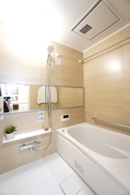 【浴室】 | 【上質リノベ】広島センチュリーマンション | 【バスルーム】
TOTO社製予定
「ゆるリラ浴槽」「カラリ床」で独自の技術によりバスタイムを
よりよく演出してくれます！
更に、浴室暖房乾燥機が標準設備！
お手入れが楽なシステムバスです。