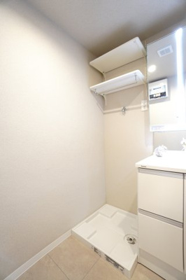 【独立洗面台】 | 【上質リノベ】広島センチュリーマンション | 【パウダールーム】
嬉しい、タオル掛け付きの2段可動式のリネンラック。
しかも装着が楽なワンタッチ式の給水栓！
洗濯機置場はドラム式の洗濯機も入るサイズですが、
お手持ちのサイズが入るか要確認です！