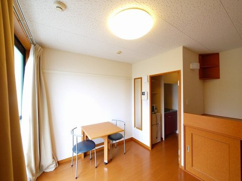 レオパレスフローラの洋室|明るい洋室です