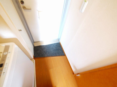レオパレスフローラの玄関|ゆったりとした玄関です