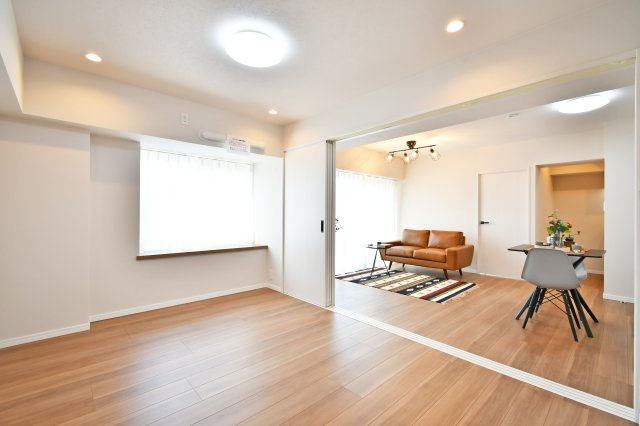 春日部ダイヤモンドマンションの洋室|洋室①：リビングと隣接する6.5帖の洋室。可動間仕切りを開放すれば、LDKと一体化した大空間として活用可能です。ライフスタイルに合わせて間取りを柔軟に変えられる、自由度の高い設計が魅力。