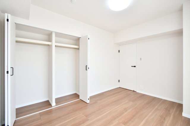 春日部ダイヤモンドマンションの洋室|洋室②：各居室に収納付きで、お部屋を最大限広く使えます。リノベーションによりピカピカな清潔感の中で、自分らしいインテリアを楽しみながら快適に過ごせる一室です。