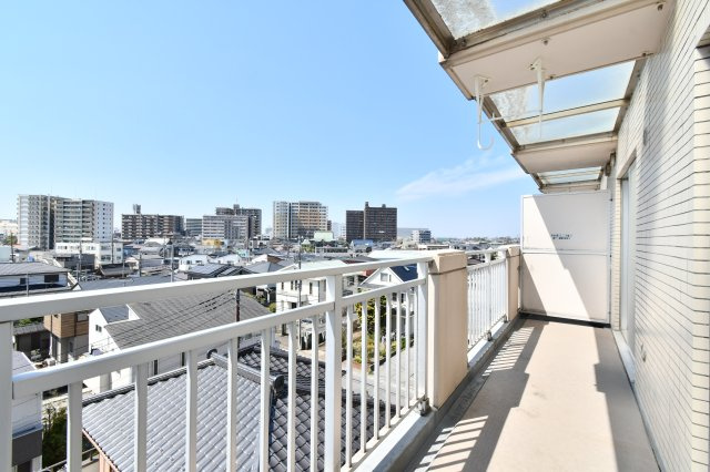 春日部ダイヤモンドマンションのバルコニー|5階建ての最上階につき、目の前を遮る建物がなく、開放的な景色が広がります。南西向きで陽当たりも良好。椅子を置いてティータイムを楽しむなど、空を身近に感じるプライベート空間です。