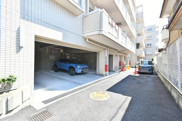 春日部ダイヤモンドマンションの駐車場|大切な愛車を身近に停められる敷地内駐車場。平面タイプのため出し入れもスムーズです。お車をお持ちの方も安心して新生活をスタートいただけます。