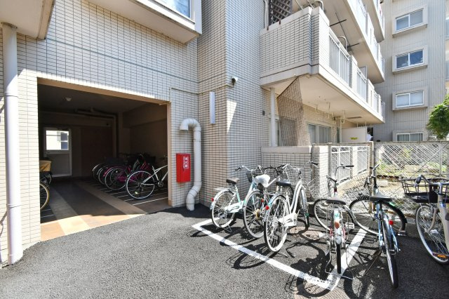 春日部ダイヤモンドマンションの駐輪場|雨から大切な自転車を守る屋根付きの駐輪スペース。整理整頓された共用部からは、管理体制の良さが伺えます。駅までの移動や日々の買い物など、アクティブな生活を支える便利な設備です。